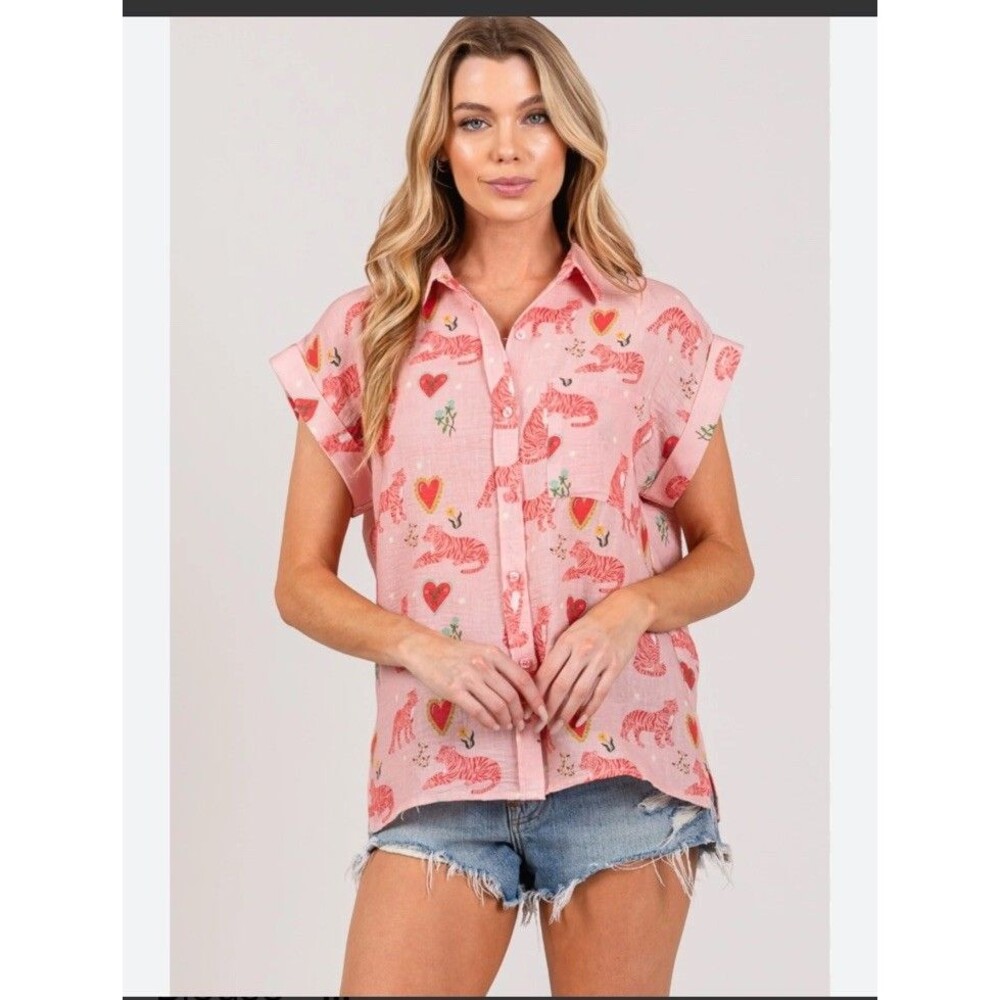 NWOT urban daisy Pink Tiger Cheetah Hearts Top Blouse M